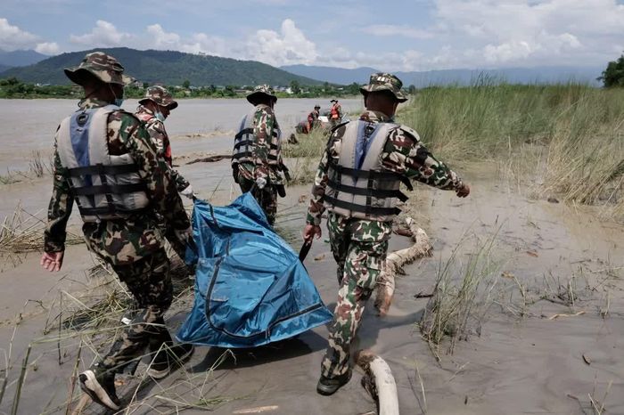  Quân đội Nepal được huy động tham gia công tác tìm kiếm. Ảnh: Reuters. 
