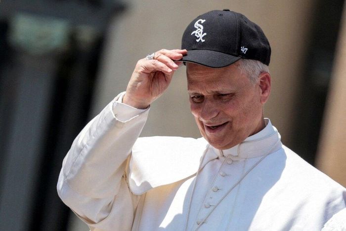 Giáo hoàng Leo gây chú ý khi đội mũ bóng chày White Sox trước công chúng. Ảnh: Reuters.