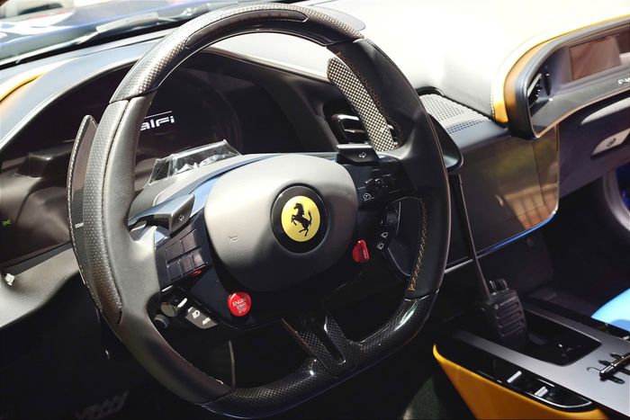  Với cấu hình dual-cockpit 2+, không gian nội thất của Ferrari Amalfi cho thấy sự đầu tư kỹ lưỡng của thương hiệu khi dung hòa hiệu năng của một mẫu xe thể thao Italy với nhu cầu sử dụng thực tế hàng ngày. 