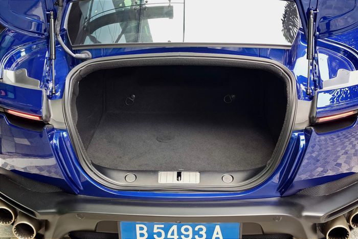  Khoang hành lý phía sau của Ferrari Amalfi có dung tích khoảng 270 L. Dù không quá rộng rãi, không gian này vẫn đủ đáp ứng nhu cầu sử dụng hàng ngày và những chuyến du ngoạn ngắn của chủ xe. 