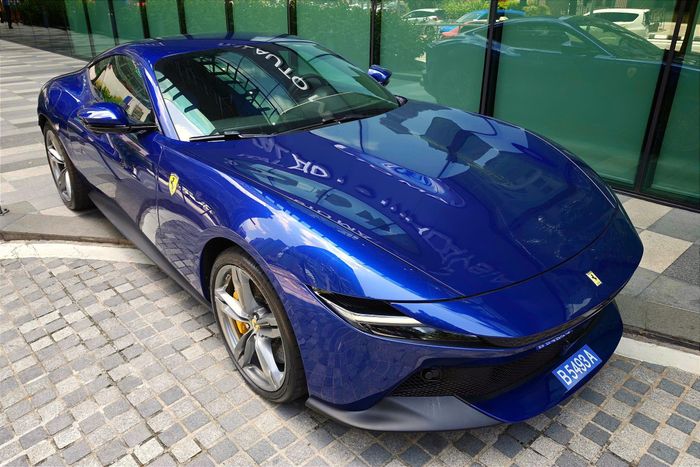 Không cần quá ồn ào để khẳng định giá trị, Amalfi là một chú "ngựa phố" dễ thuần, dễ sử dụng trong đời sống hàng ngày. Nhưng chỉ với một cú thốc ga, chiếc xe lập tức biến đổi thành một "ngựa chồm" đầy uy lực, sẵn sàng phô diễn bản năng tốc độ đặc trưng của Ferrari. 