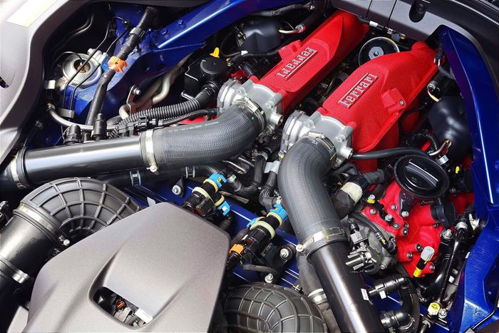  Ferrari Amalfi vẫn sử dụng động cơ V8 twin-turbo 3.9L F154 quen thuộc của Roma, tuy nhiên đã được tinh chỉnh lại nhằm tạo ra công suất 640 mã lực và mô-men xoắn 760 Nm. Xe có khả năng tăng tốc 0-100 km/h trong 3,3 giây, tốc độ tối đa hơn 320 km/h. 
