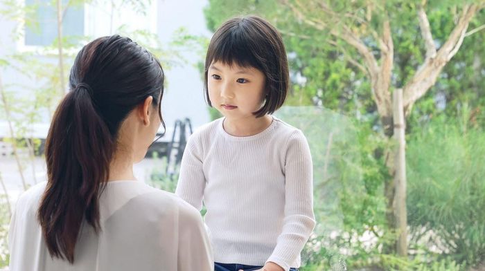  Khi biết phải rời xa cha mẹ nhịp tim và mức cortisol của trẻ tăng vọt, nỗi sợ tiềm ẩn hình thành. Ảnh minh họa: M&C. 