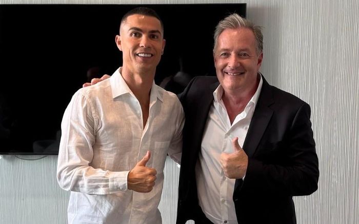 Piers Morgan thân thiết với Ronaldo.