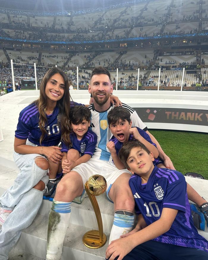 Bà xã và các con luôn là điểm tựa tinh thần to lớn cho Messi.