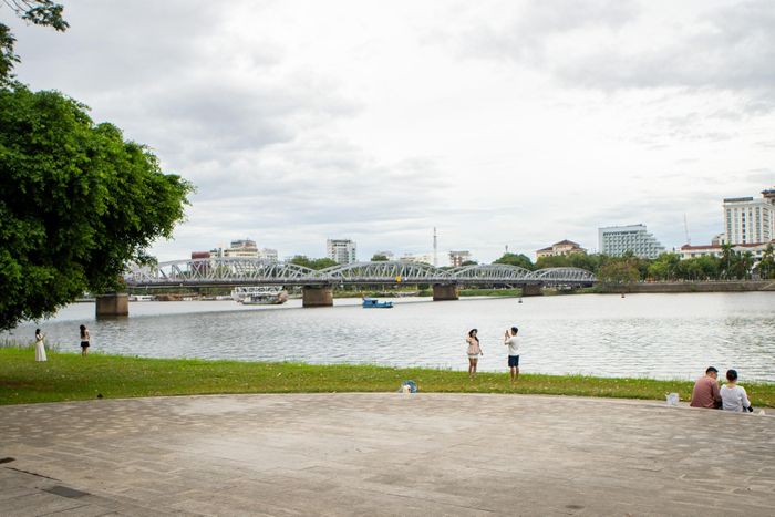  Trong ngày thứ 3 của kỳ nghỉ lễ 2/9, Huế xuất hiện nhiều đợt mưa trong ngày. Đến chiều 31/8, khi thời tiết tạnh ráo, người dân và du khách tìm đến bãi cỏ ven sông Hương để hóng mát, chụp ảnh. Khu vực này mở cửa tự do, du khách chỉ cần gửi xe bên ngoài rồi đi bộ vào chọn chỗ ngồi. 