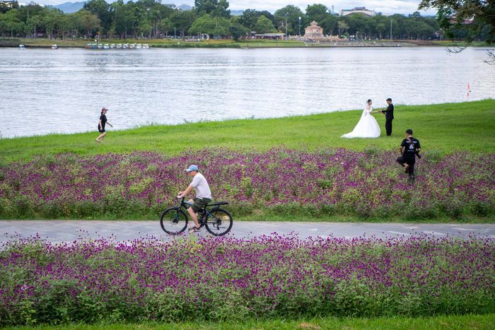  Bãi cỏ ven sông Hương là một trong những địa điểm chụp ảnh nổi tiếng ở Huế. Theo Ái Nhi, vào dịp lễ 2/9, lượng khách du lịch và người dân trên đường phố đông hơn ngày thường. Trong những ngày nghỉ lễ, nhiều người thường đến Đại nội và các quán cà phê để vui chơi, chụp ảnh. Huế dự kiến đón 535.000 lượt khách, tăng khoảng 173% so với cùng kỳ năm 2025 trong đợt nghỉ lễ kéo dài 5 ngày. Công suất sử dụng phòng bình quân tại các cơ sở lưu trú dự kiến đạt khoảng 80%. Trong các ngày cao điểm 29-31/8, nhiều cơ sở có thể đạt khoảng 95%, một số nơi kín phòng. 