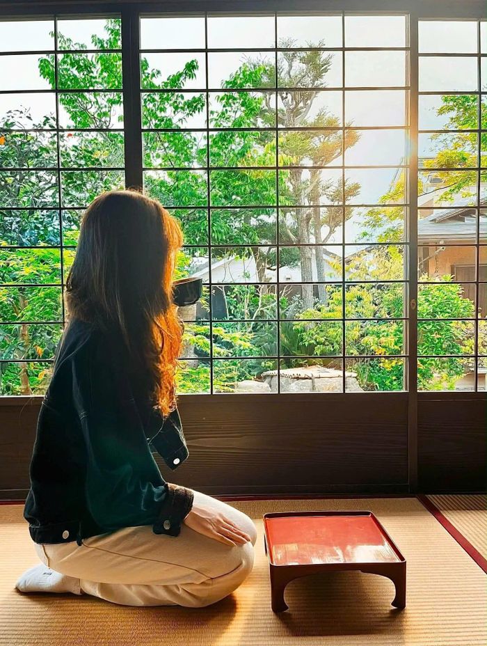 Minh Anh chọn tham gia chuyến du lịch của công ty vì không muốn tự lên kế hoạch và chịu chi phí cao khi du lịch dịp cao điểm. Ảnh: NVCC.