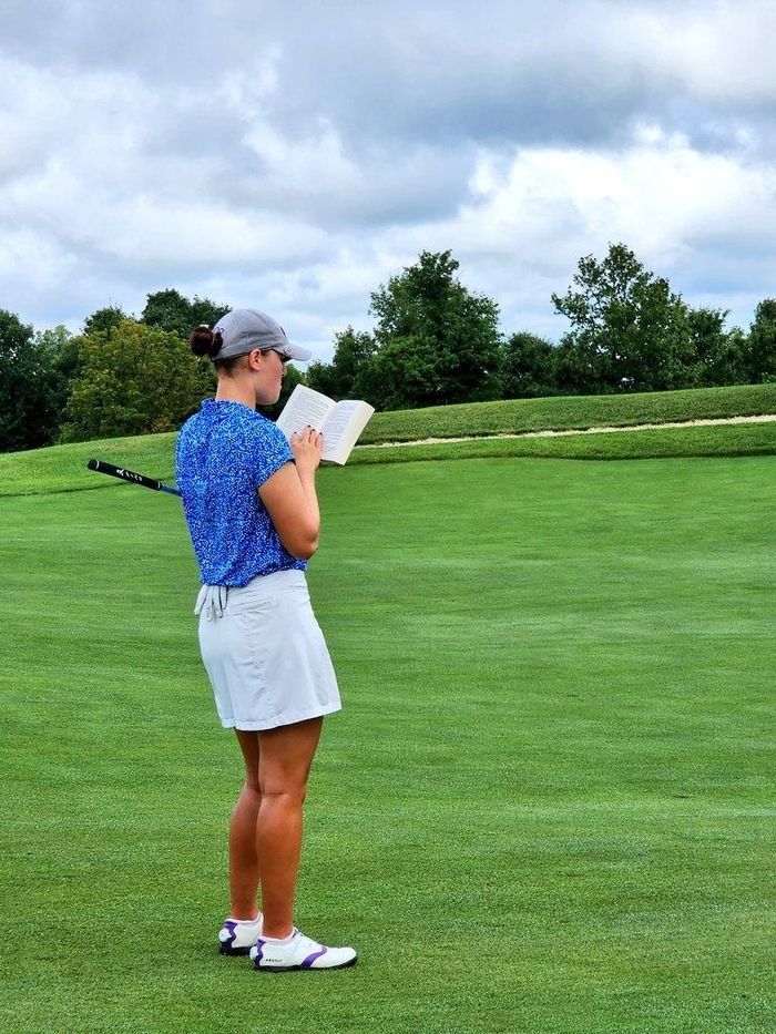 Nữ golfer tranh thủ đọc sách ngay trên fairway tại Epson Tour năm 2023. Ảnh: @LinksNation.