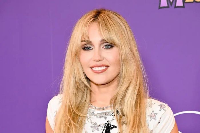 Miley Cyrus gây bàn tán khi bỏ họ Cyrus trên tất cả nền tảng mạng xã hội. Ảnh: Variety.