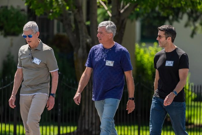 Từ trái sang: Tim Cook, Eddy Cue (Giám đốc Dịch vụ) và John Ternus. Ảnh: Bloomberg.