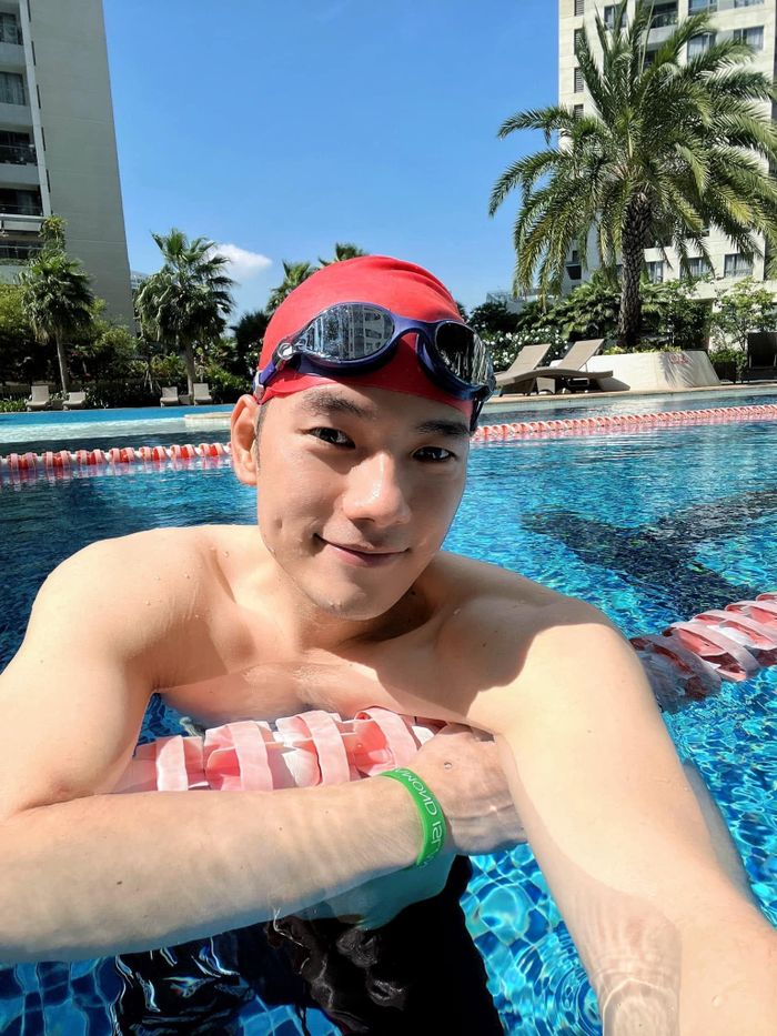 Nam diễn viên nói thêm anh không quan tâm đến việc yêu một cô gái hoạt động showbiz hay không. Điều quan trọng với Nhan Phúc Vinh là cảm xúc khi tiếp xúc, gặp gỡ đối phương. "Tôi là người khá ích kỉ, chỉ biết sống cho cảm xúc của bản thân. Vậy nên điều gì khiến tôi có cảm xúc, tôi sẽ theo đuổi", anh từng chia sẻ.