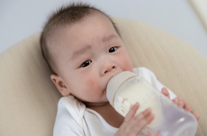 Thời điểm cai sữa cho trẻ phụ thuộc vào nhiều yếu tố khác nhau. Ảnh: Shutterstock.