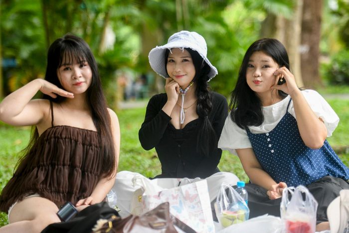  Kim Ngân, Cẩm Hua, Ngọc Châm (quận 8) đến Thảo Cầm Viên để tận hưởng ngày nghỉ lễ 2/9. "Chúng mình không có kế hoạch đi chơi xa, chỉ dành ngày hôm nay đi Thảo Cầm Viên để cắm trại, chụp hình, trải nghiệm khu vui chơi", Cẩm Hua cho biết. 
