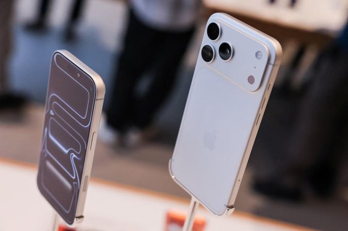 Người dân xếp hàng dài bên ngoài cửa hàng Apple khi dòng điện thoại thông minh iPhone 17 ra mắt tại thủ đô Bắc Kinh (Trung Quốc) vào ngày 19/9/2025. Ảnh: Reuters.