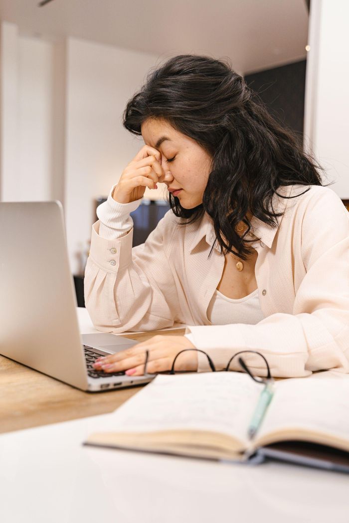 Khoảng giữa buổi chiều, năng lượng thường bắt đầu giảm, nhất là sau nhiều giờ tập trung làm việc và ít có thời gian nghỉ ngơi. Ảnh: AI25.Studio/Pexels.