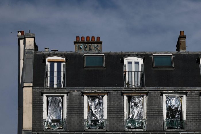  Người thuê phòng phải che chắn cửa sổ trong đợt nắng nóng ở Paris hồi tháng 6. Ảnh: Reuters. 