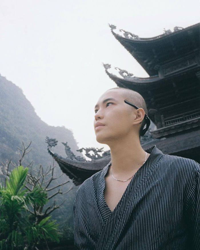 Nam diễn viên trong chuyến đi tới Ninh Bình - bối cảnh quay phim Hộ linh tráng sĩ. "Tôi ấn tượng với những cảnh hành động trong phim. Mọi cảnh chiến đấu đều được dàn dựng, thiết kế chỉn chu, ấn tượng. Tôi cũng yêu thích đạo diễn hành động Johnny Trí Nguyễn và ê-kíp. Rất vui khi được góp mặt trong dự án này", Đăng Trần chia sẻ.