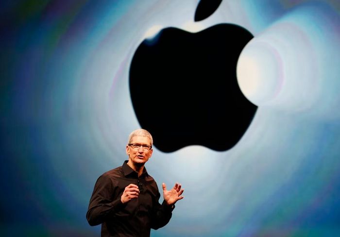 Tim Cook không đơn thuần làm CEO, ông còn tỏ ra là một chính trị gia khéo léo. Ảnh: Reuters.