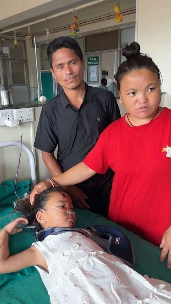  Manisha Magar đang dần phục hồi và được đoàn tụ bên cha mẹ. Ảnh: CNN. 
