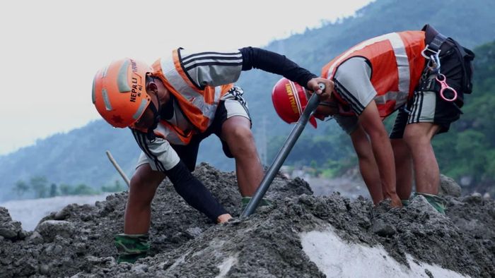  Lực lượng cứu hộ vẫn tiếp tục rà soát mạng lưới đường hầm phức tạp này nhằm tìm kiếm tung tích 933 công nhân đang mất tích. Ảnh: Reuters. 