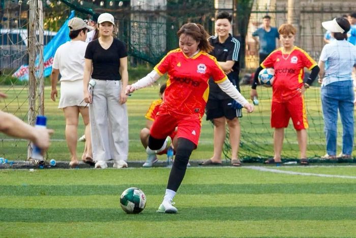  Bùi Thị Hồng chơi tốt ở vị trí hậu vệ thòng lẫn thủ môn. 