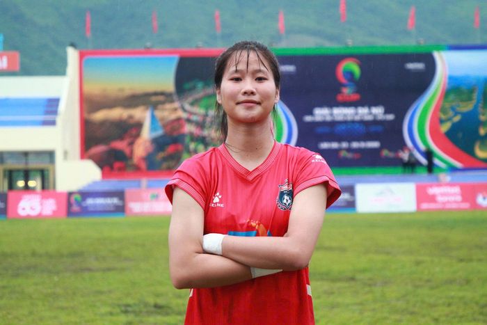  Thanh Lam, thủ môn đội bóng đá nữ Lục Yên, năm nay mới lên lớp 12. 
