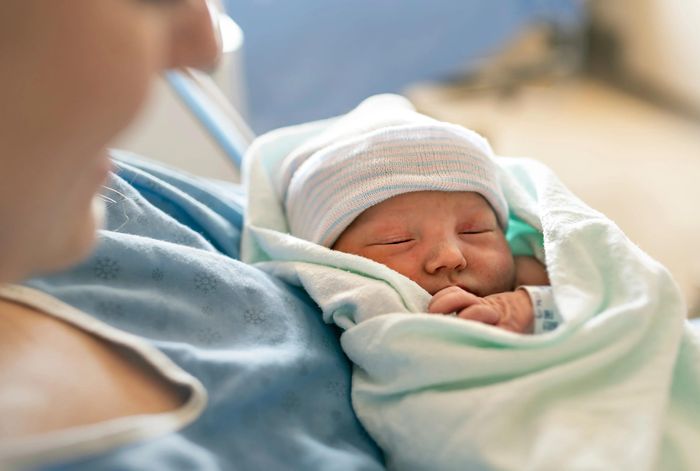 Trẻ sinh mổ không đáng lo như nhiều cha mẹ vẫn nghĩ, vẫn phát triển khỏe mạnh nếu được chăm sóc đúng. Ảnh: Shutterstock.