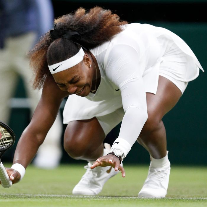  Serena Williams bị chấn thương đầu gối trong một trận đấu mùa hè năm nay. Ảnh: Peter Nicholls/Reuters. 