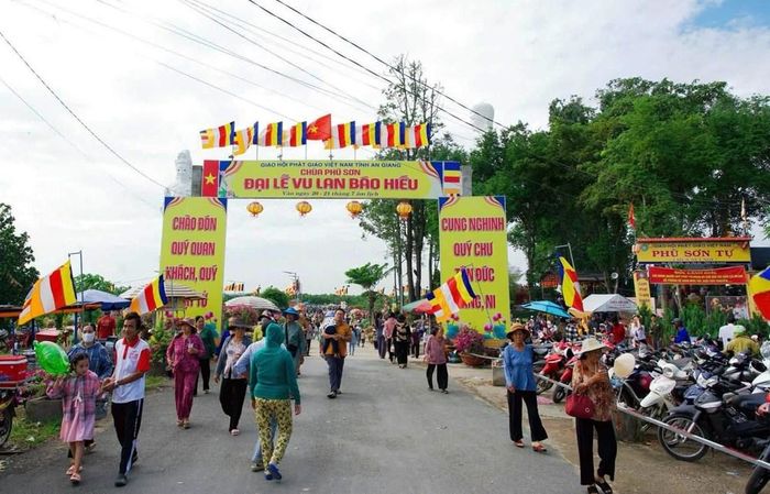 Không gian Đại lễ Vu Lan báo hiếu tại chùa Phù Sơn, tỉnh An Giang