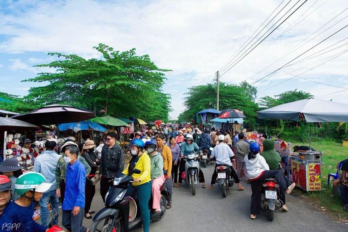 Đông đảo người dân, du khách tham dự Đại lễ Vu Lan báo hiếu tại chùa Phù Sơn
