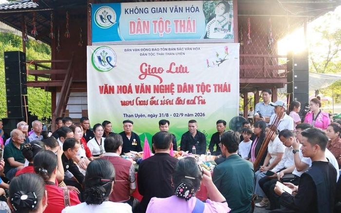 Theo quan niệm truyền thống của người Thái, con người gồm phần hồn và phần xác; khi hồn và xác hòa hợp, con người sẽ khỏe mạnh, an yên. Vì vậy, những sợi chỉ được buộc vào cổ tay không chỉ mang ý nghĩa tâm linh mà còn chứa đựng lời chúc tốt đẹp, tình cảm và sự gắn kết giữa các thành viên trong cộng đồng