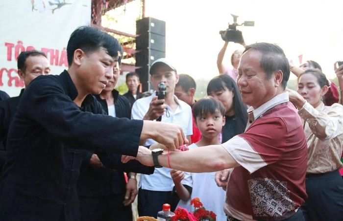 Sau phần nghi lễ, những sợi chỉ được buộc vào cổ tay người tham dự cùng những lời chúc về sức khỏe, may mắn và bình an. Không gian nghi lễ vừa trang nghiêm, vừa gần gũi, tạo cơ hội để người dân và du khách tìm hiểu sâu hơn về đời sống tinh thần của đồng bào Thái