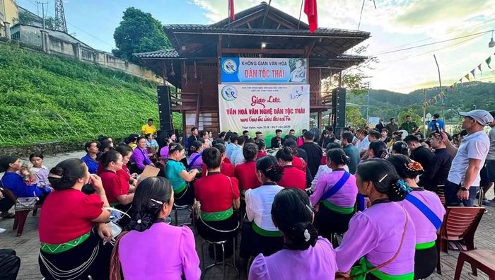 Lễ buộc chỉ cổ tay là phong tục lâu đời, được cộng đồng người Thái ở Than Uyên gìn giữ và trao truyền qua nhiều thế hệ. Nghi lễ gửi gắm mong ước về sức khỏe, bình an, may mắn và hạnh phúc cho mỗi người