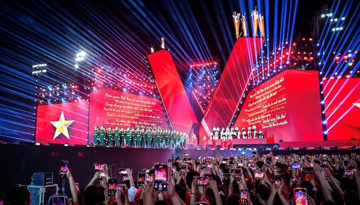 Hát Quốc ca tại Concert quốc gia "Tổ quốc trong tim"