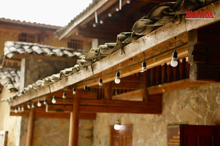 Những ngôi nhà trình tường với mái ngói âm dương uốn cong, tường đất, hàng rào đá và lối nhỏ quanh co tiếp tục tạo nên diện mạo kiến trúc đặc trưng gắn với điều kiện sống của cộng đồng người Lô Lô