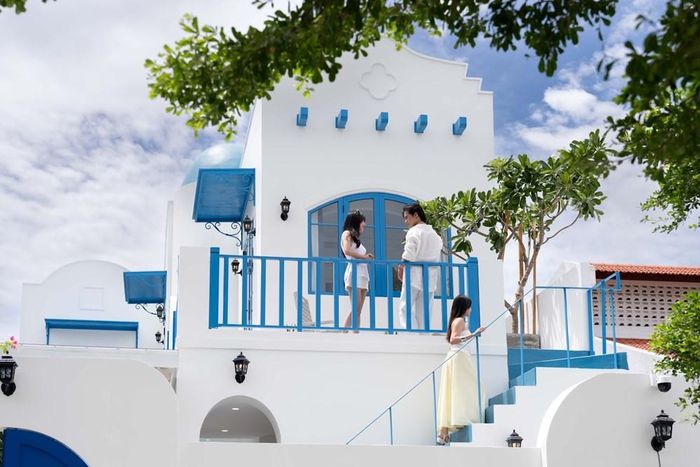 Du khách check-in tại T&D Santorini Pool Villa Hội An