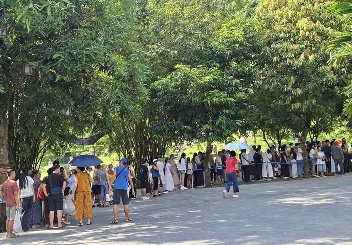 Mặc dù lượng khách đông nhưng không có tình trạng chen lấn, xô đẩy, mất an ninh trật tự