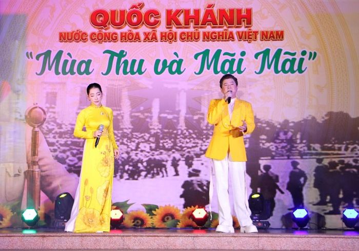 Ca sĩ Quốc Đại và Cao Công Nghĩa thể hiện ca khúc "Đô thị xanh trên dòng sông Sài Gòn"