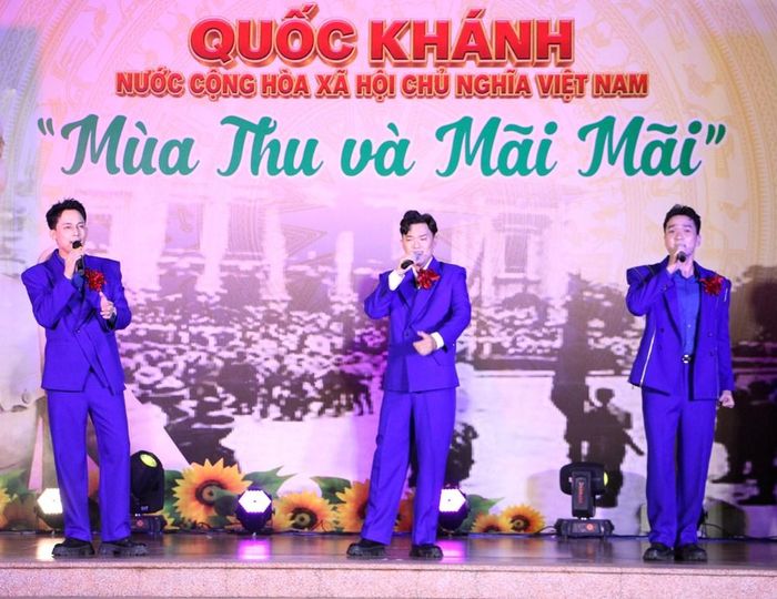 Nhóm 135 biểu diễn ca khúc "Mười chín tháng Tám"