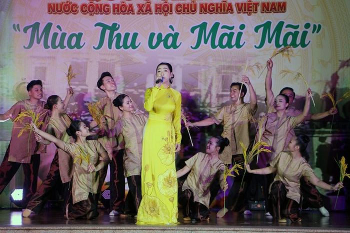 Cao Công Nghĩa và Nhóm múa ViVa trong "Hồn quê"
