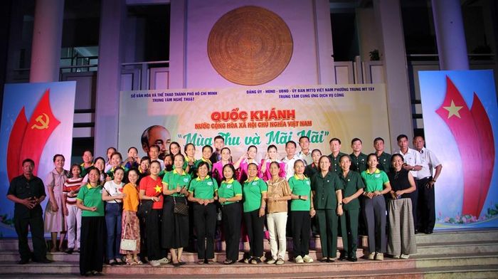 Các đại biểu và nghệ sĩ chụp ảnh lưu niệm