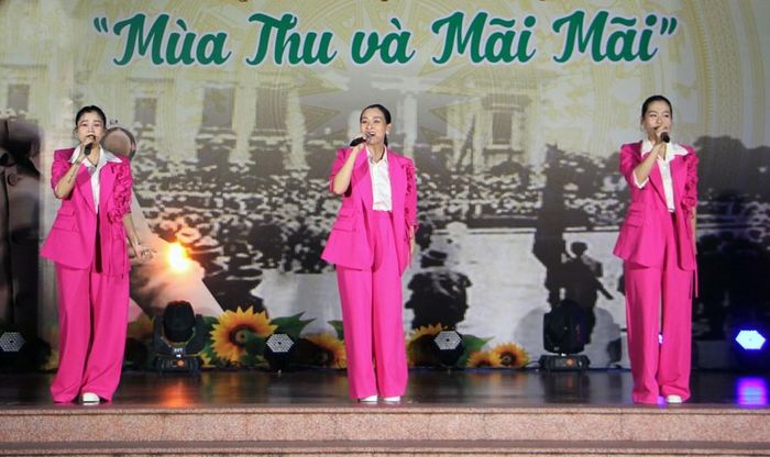 Nhóm Mắt Ngọc thể hiện hai ca khúc "Tự hào Thành phố tôi yêu" và "Việt Nam - Đất nước tuyệt vời"
