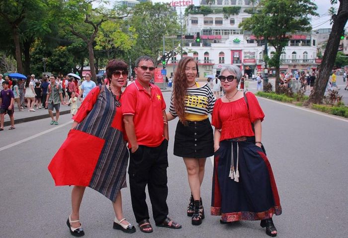 Nghệ sĩ hóa trang Vương Đạm Thủy (ngoài cùng bên trái) cùng nhóm đồng niên