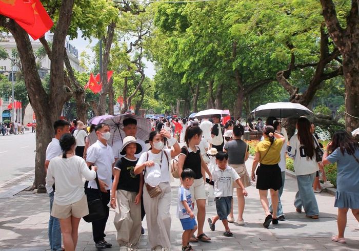 Không khí được ghi nhận tại phố đi bộ Hồ Gươm, rất đông người dân và du khách xuống phố trong ngày Quốc khánh 2.9