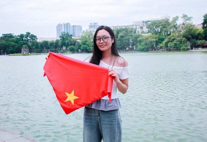 "Sắc đỏ" trở thành điểm nhấn trong bức ảnh của nhiều bạn trẻ
