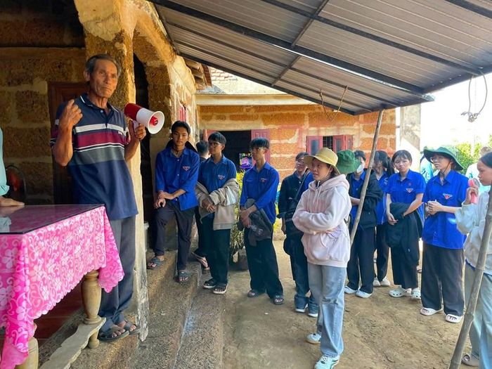 Ông Nguyễn Ngọc Thanh chia sẻ về quá trình gìn giữ, tôn tạo ngôi nhà đá ong hơn 100 năm tuổi
