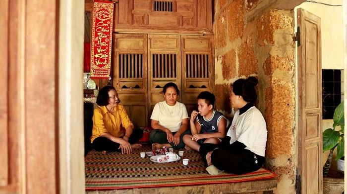 Một góc không gian nhà đá ong trăm tuổi vẫn được gia đình gìn giữ qua nhiều thế hệ