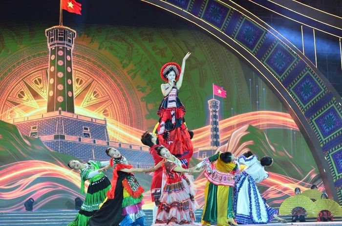 Với chủ đề “Dệt di sản hòa giao sắc màu”, chương trình kể câu chuyện về thổ cẩm từ chiều sâu truyền thống đến nhịp sống đương đại qua ba chương: “Dệt di sản”, “Bản hòa giao sắc màu” và “Sắc vóc thời đại”
