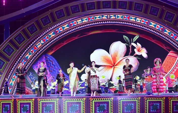 Các tiết mục “Sợi đất dệt hoa”, “Bức tranh thổ cẩm” mở ra không gian văn hóa đa sắc, nơi những đường nét, hoa văn và sắc màu truyền thống được tái hiện bằng âm nhạc, vũ đạo, hoạt cảnh và trình diễn thời trang